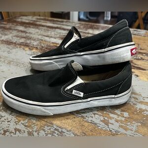 Sz 10 Vans Classic Black and White Slip-On Sneakers- women’s